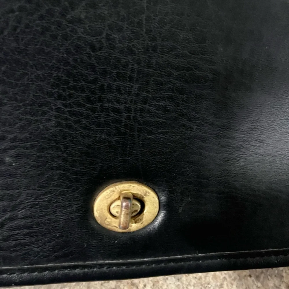 Vintage Classic Coach Black Leather Crossbody Bag with Turn-Lock Closure Clean
